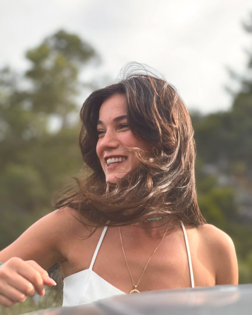 Pınar Deniz looks boobs