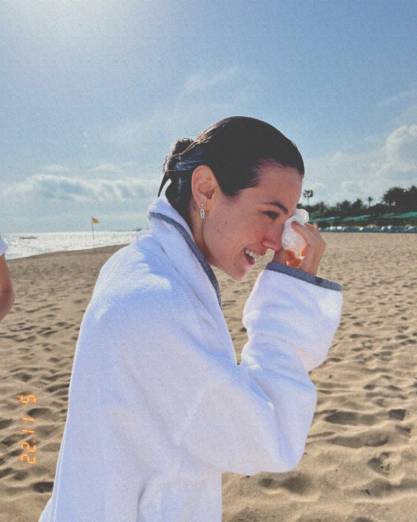 Pınar Deniz looks naked