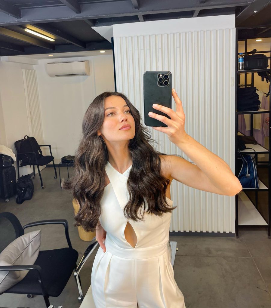 Pınar Deniz looks nude