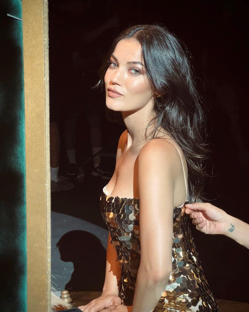 Pınar Deniz poses ass