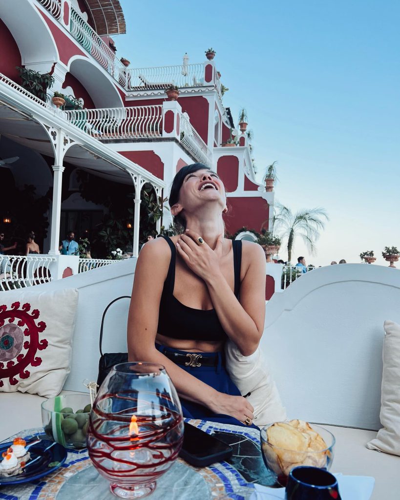 Pınar Deniz poses boobs