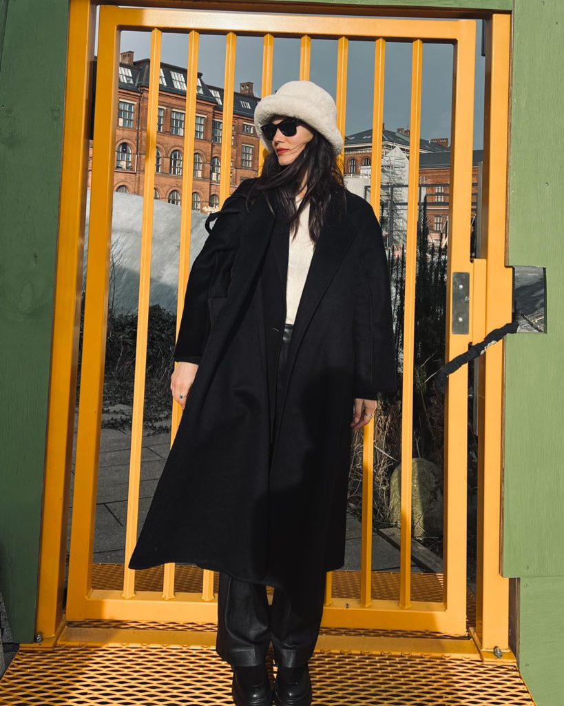 Pınar Deniz poses fuck