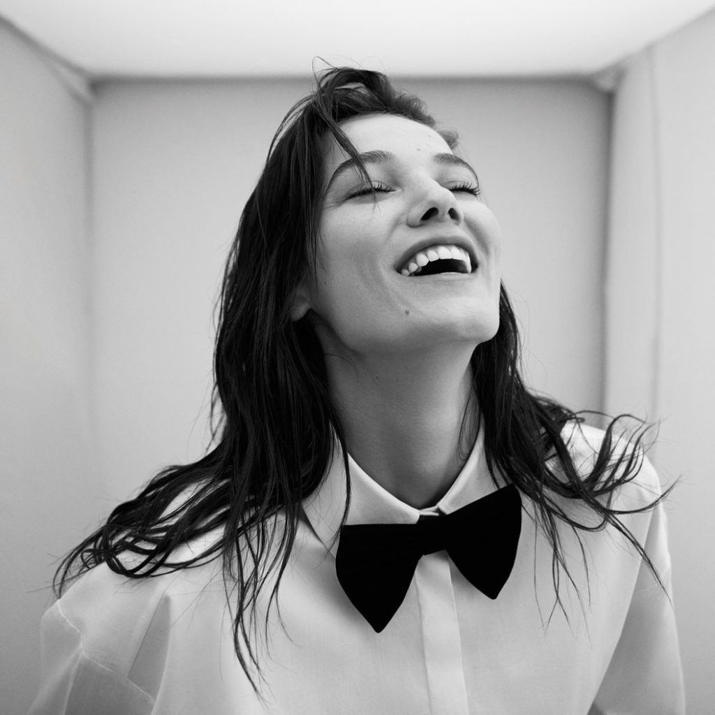 Pınar Deniz poses hot bikini