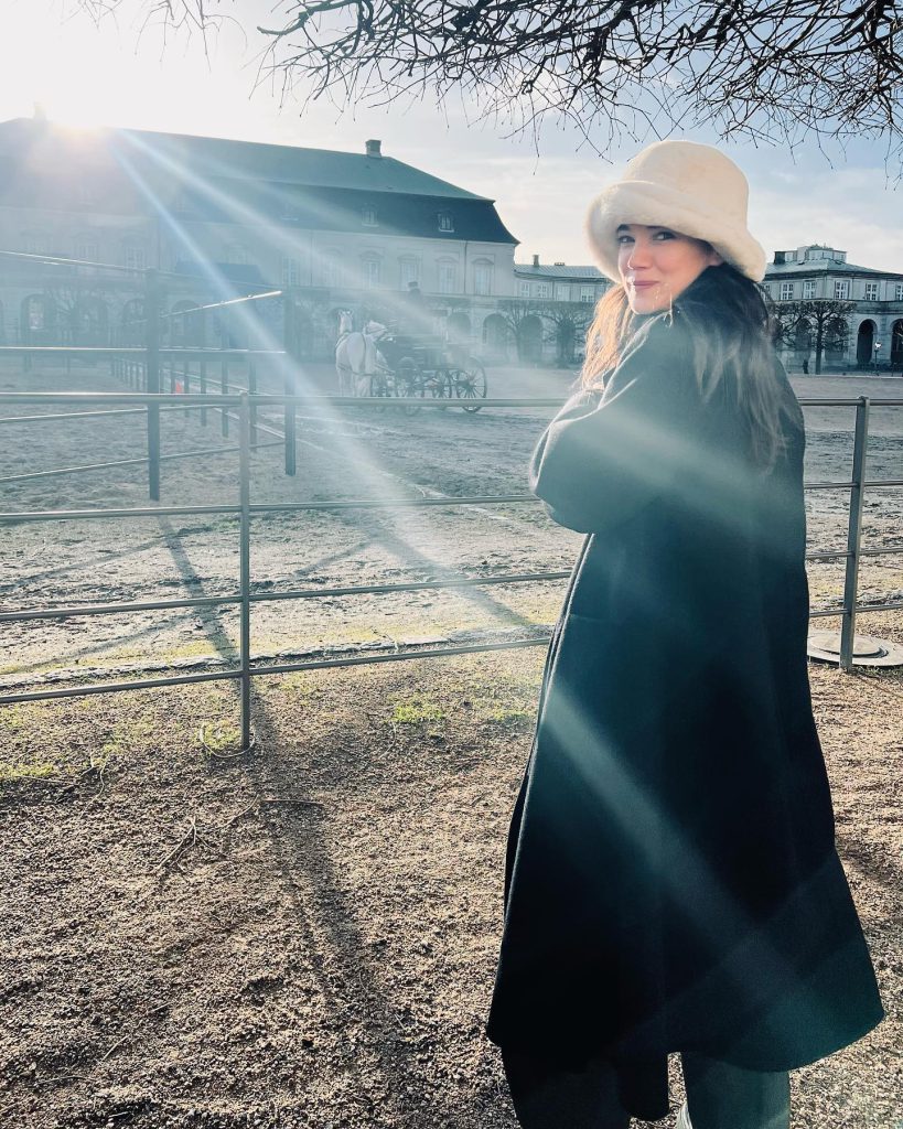 Pınar Deniz poses hot pics