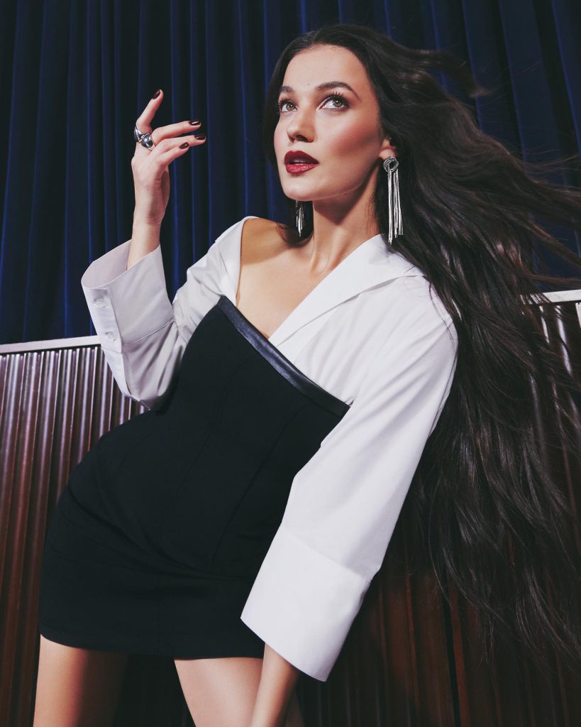 Pınar Deniz poses porn