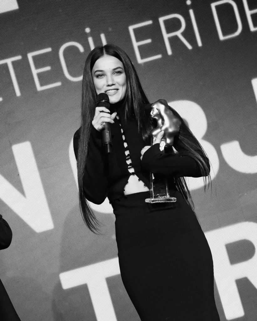 Pınar Deniz poses xxx porn