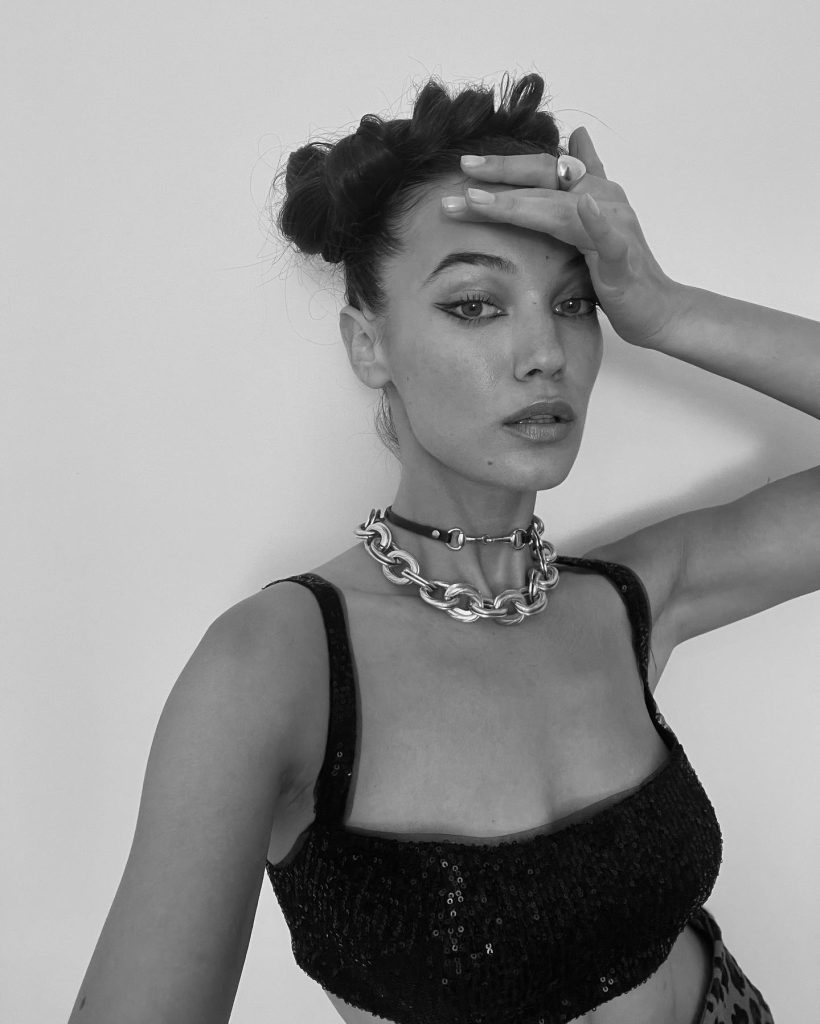 Pınar Deniz smiles bikini