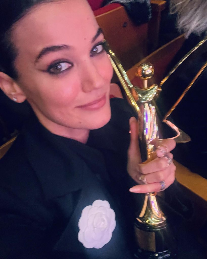 Pınar Deniz smiles hot