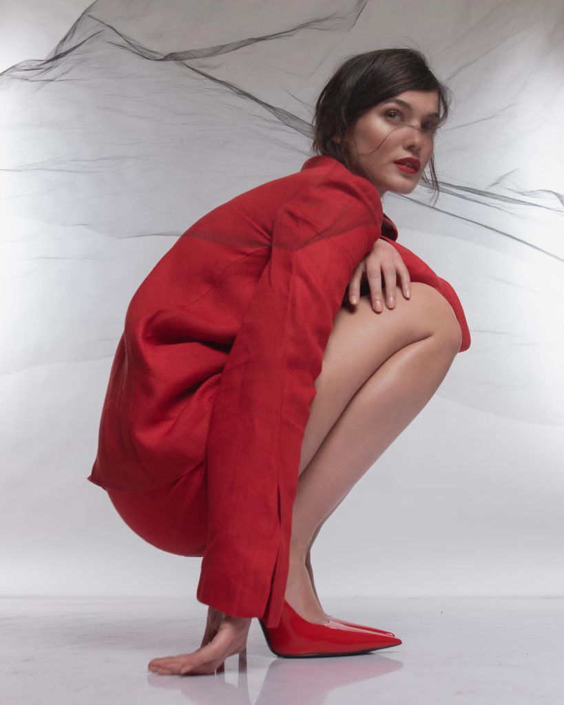 Pınar Deniz smiles hot images