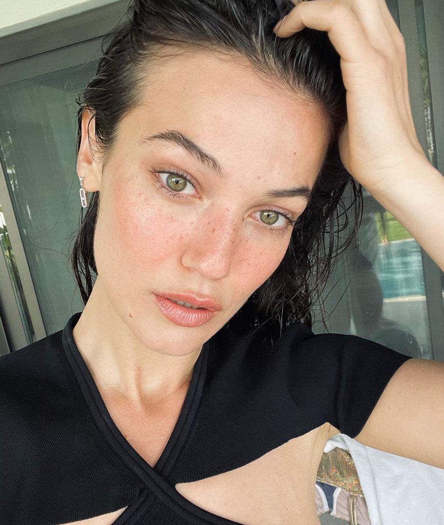 Pınar Deniz smiles nude