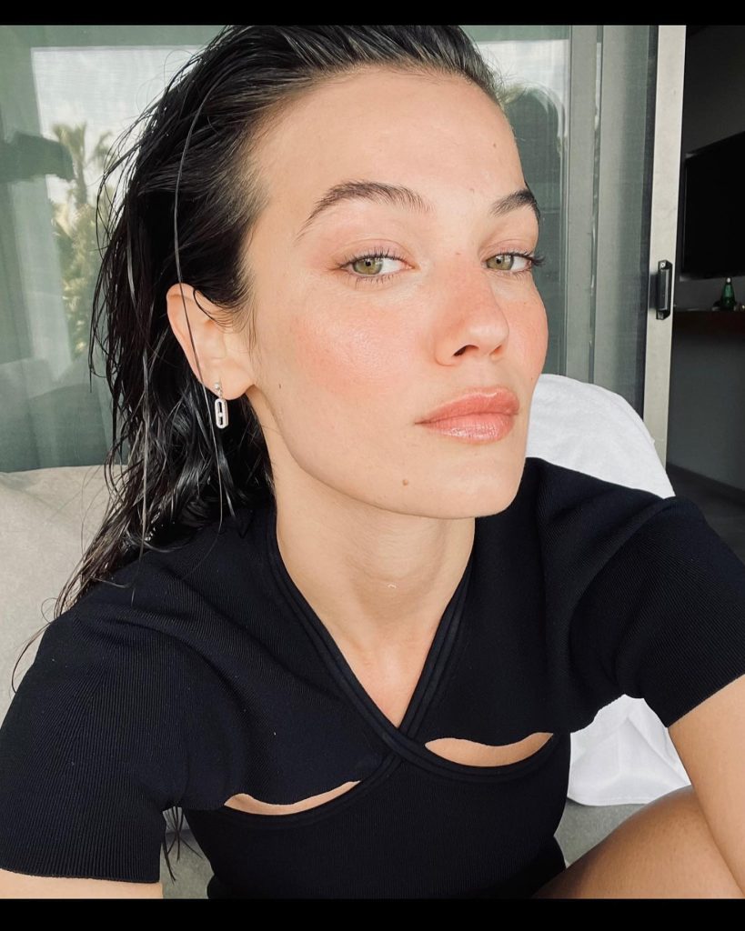 Pınar Deniz smiles sexy