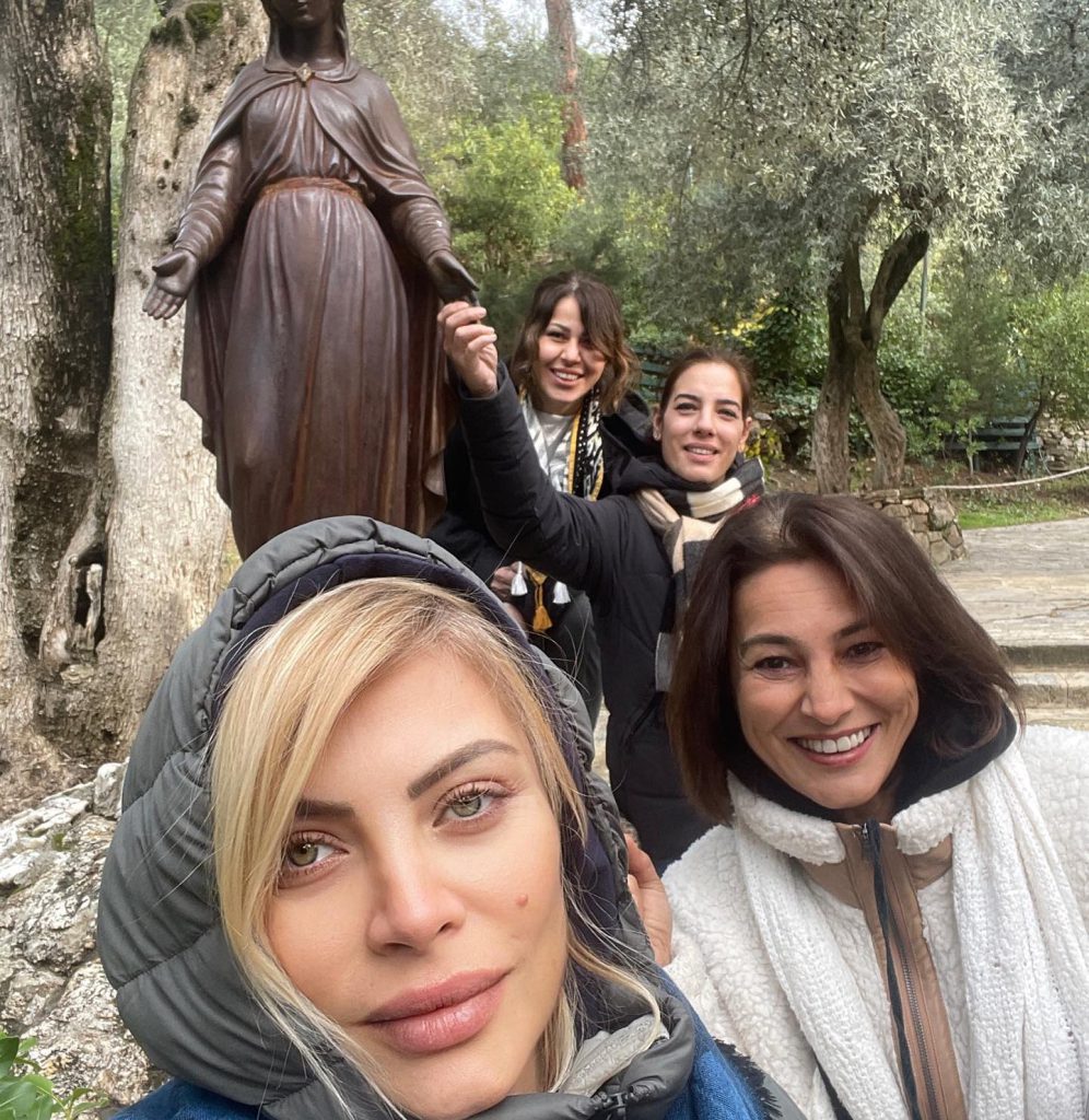 Seray Sever looks hot images