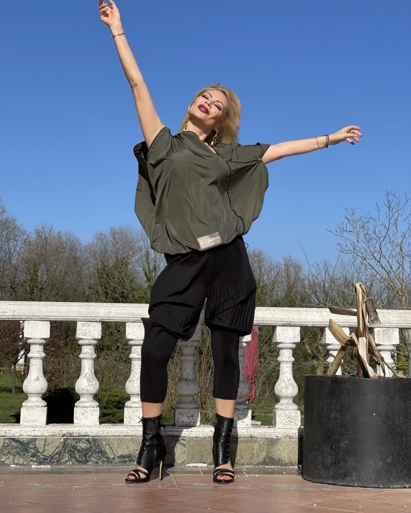 Seray Sever poses ass