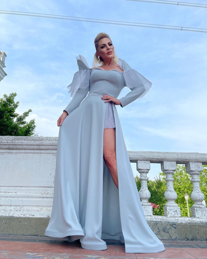 Seray Sever poses fuck