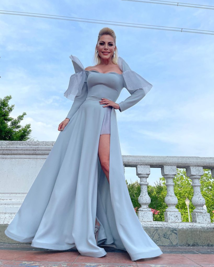 Seray Sever poses nude pics