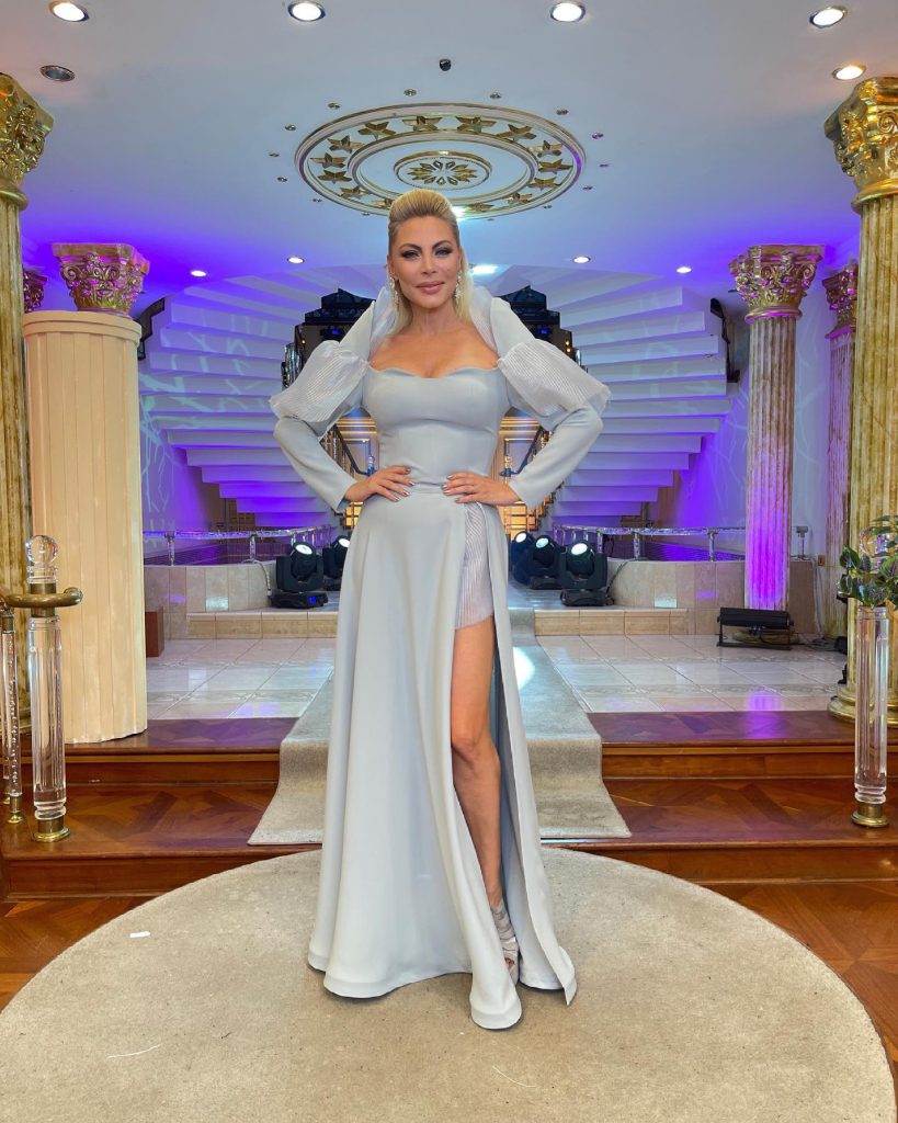 Seray Sever poses pussy