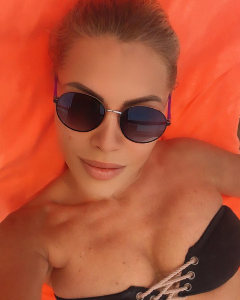 Seray Sever poses sex