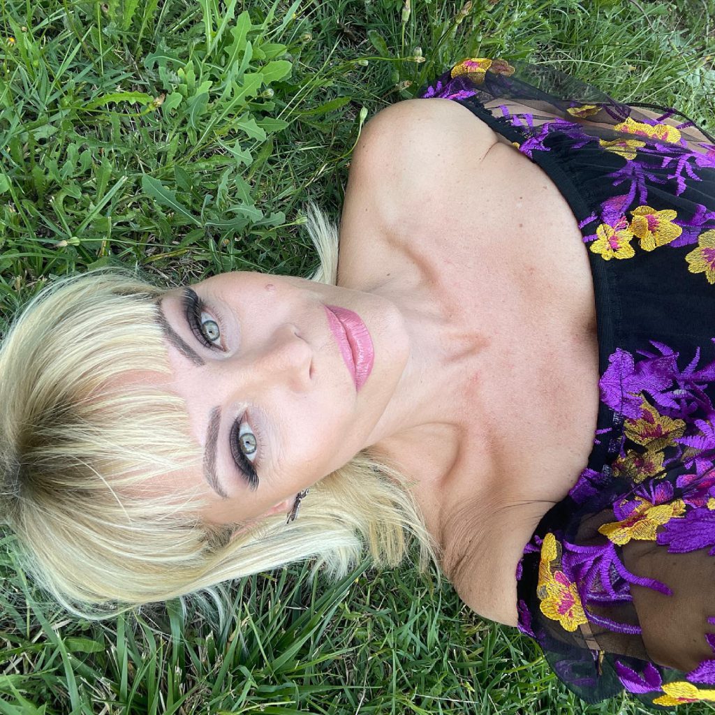 Seray Sever poses sex scenes