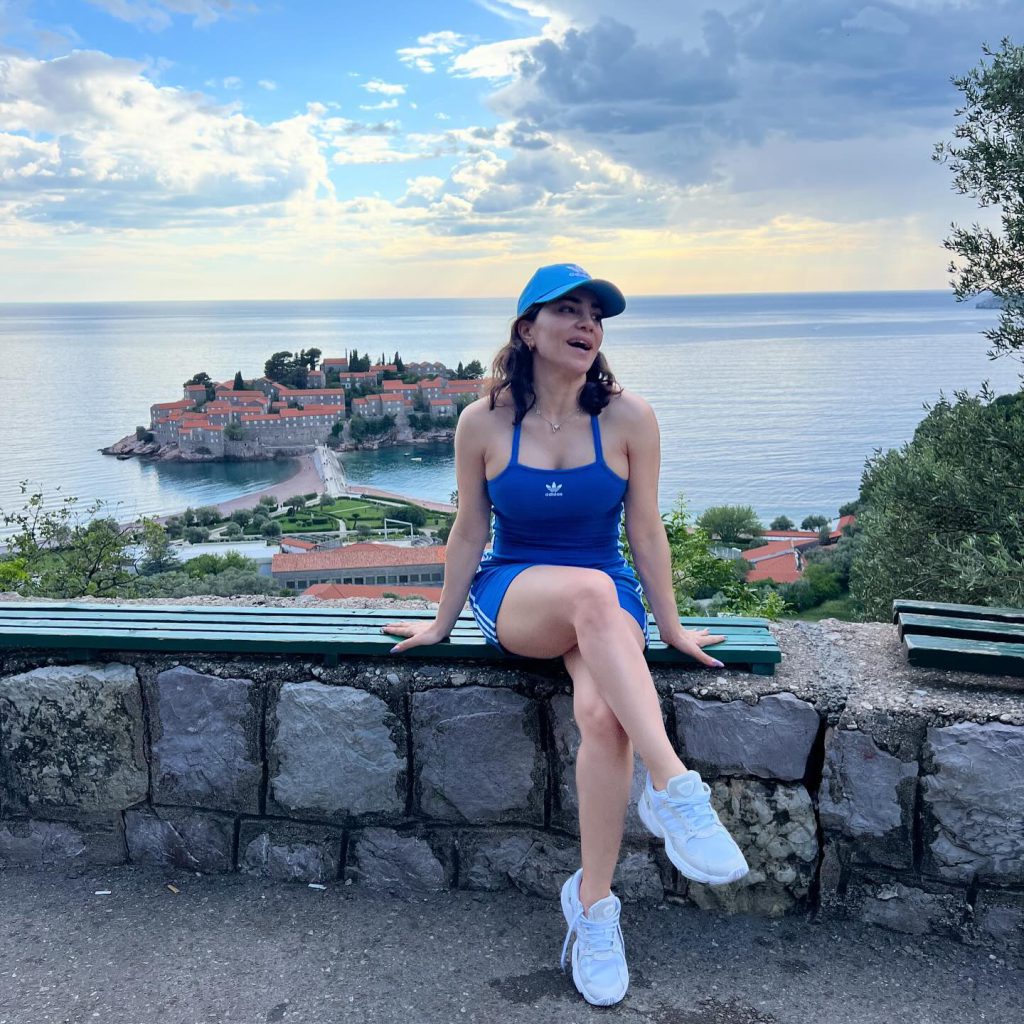 Serpil Cansız modeling bikini