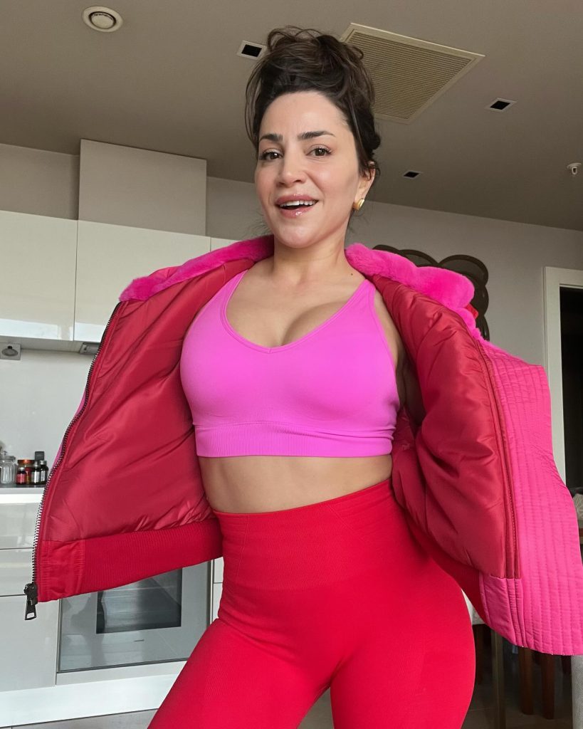 Serpil Cansız poses bikini