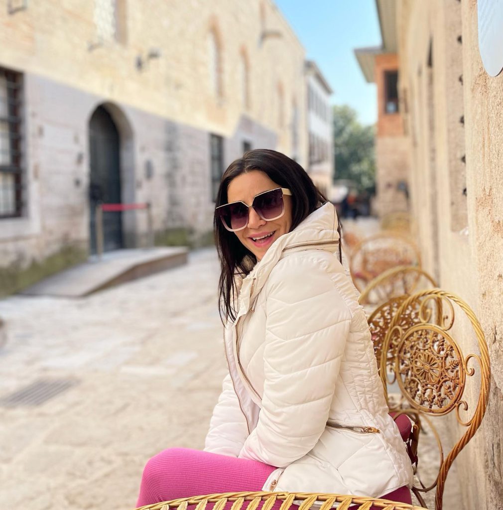 Serpil Cansız poses fuck