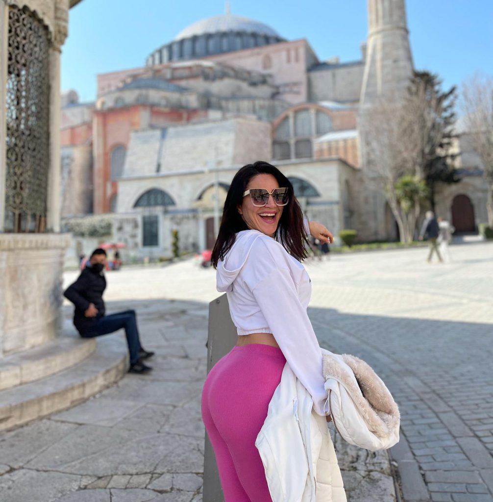 Serpil Cansız poses hot pics