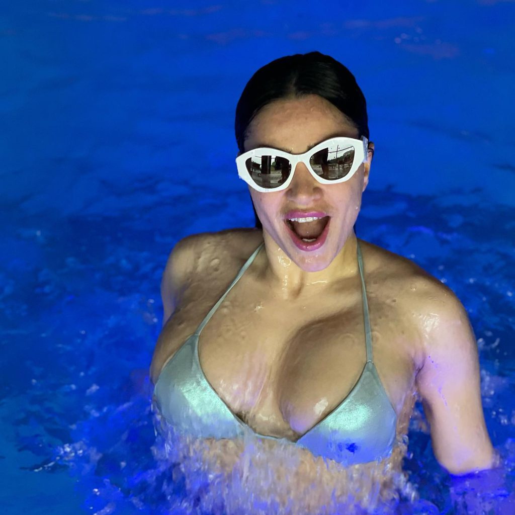 Serpil Cansız poses nudes