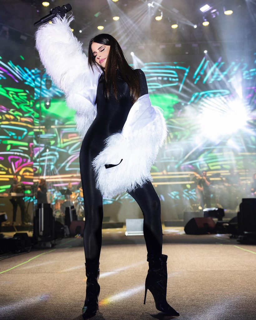 Simge beautiful boobs