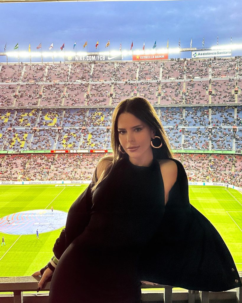 Simge depicts fire hot photos