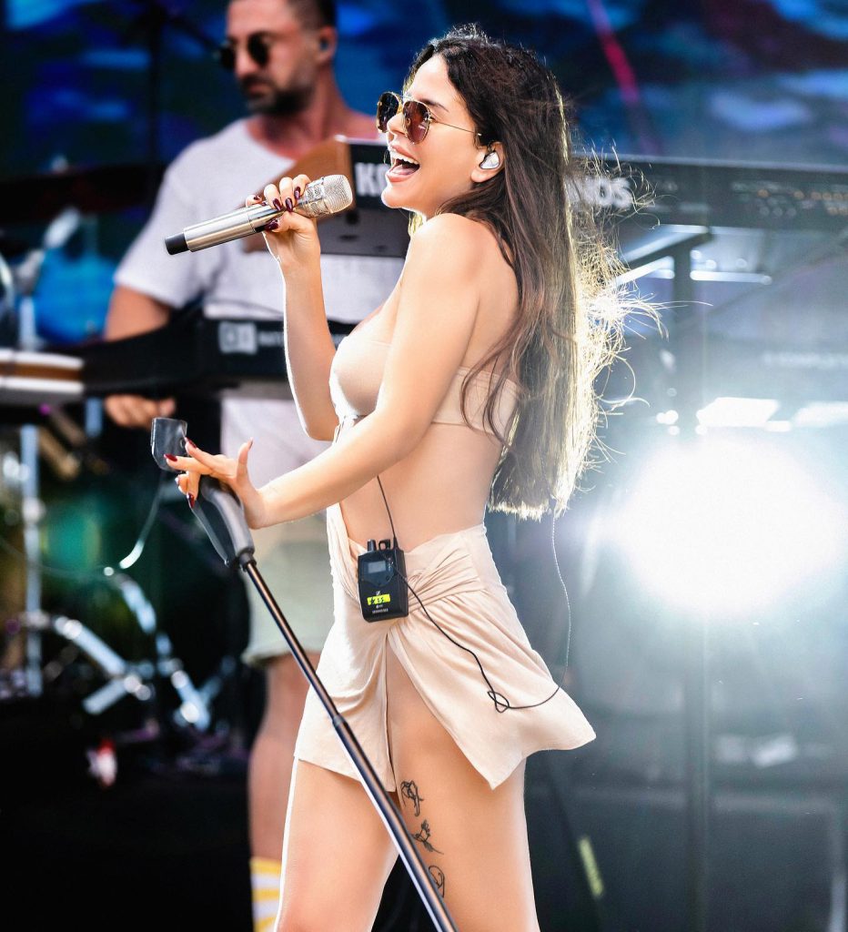 Simge depicts fire sex scenes