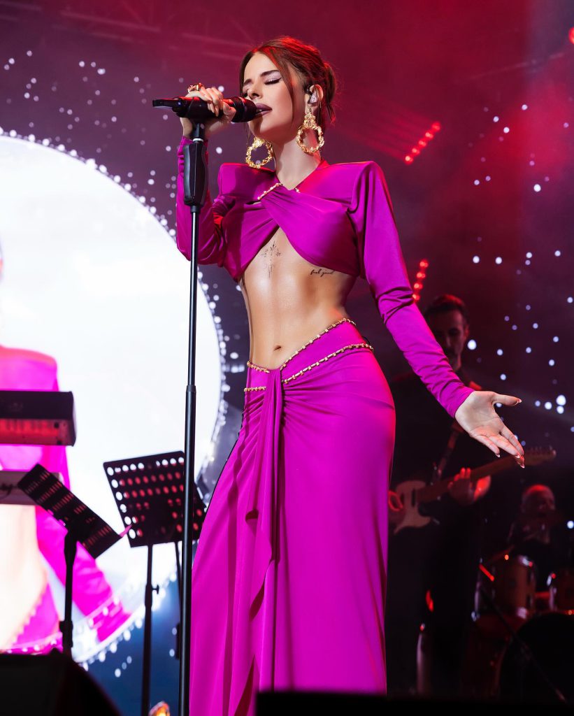 Simge looks hot bikini