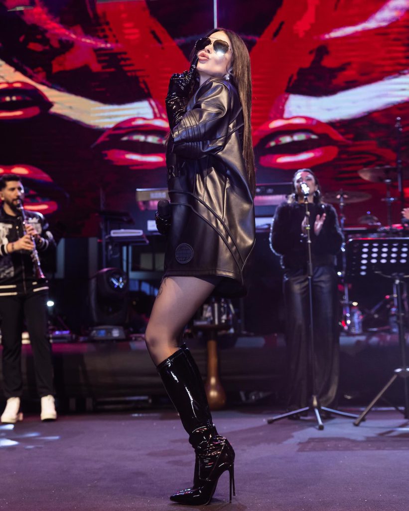 Simge smiles hot bikini