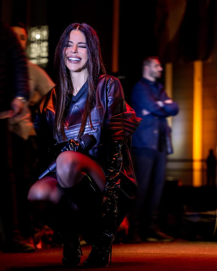 Simge smiles hot images