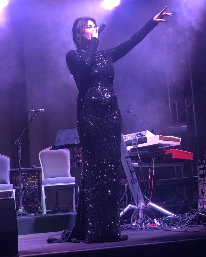 Tuğba Ekinci poses bikini