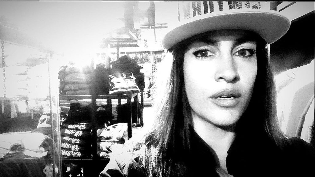 Tuğba Ekinci poses hot images