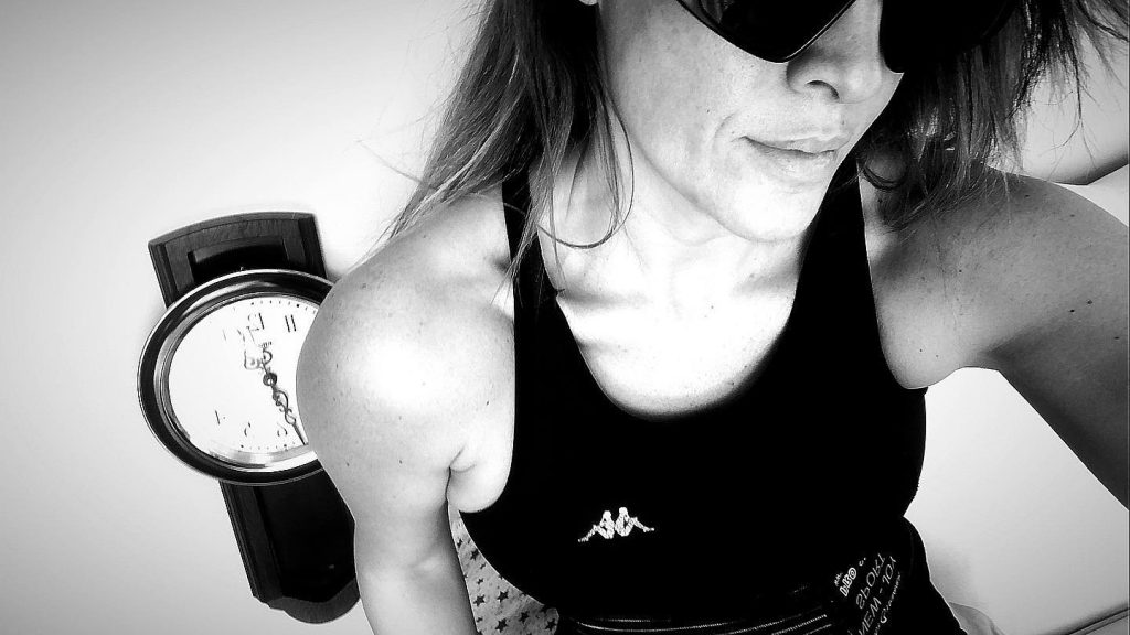 Tuğba Ekinci poses pussy