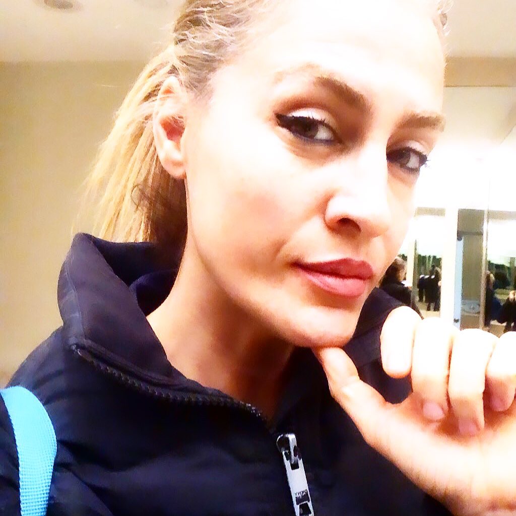 Tuğba Ekinci smiles hot bikini