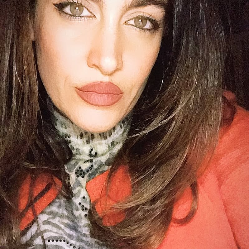 Tuğba Ekinci smiles hot images