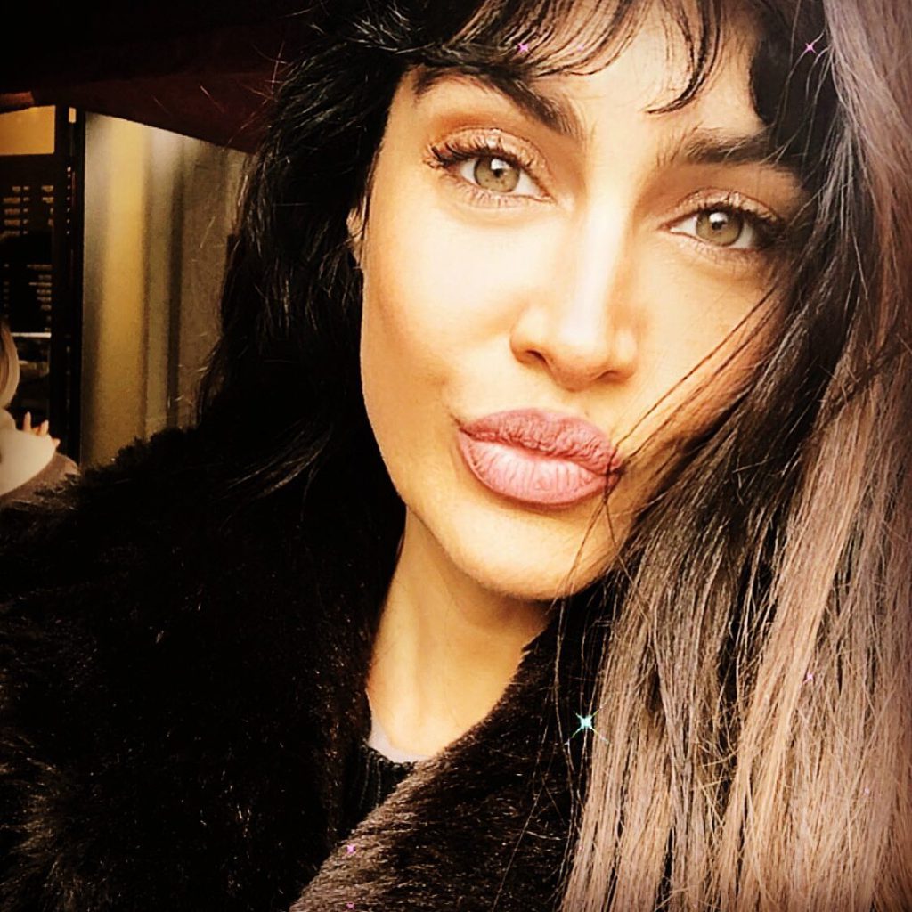 Tuğba Ekinci smiles hot photos