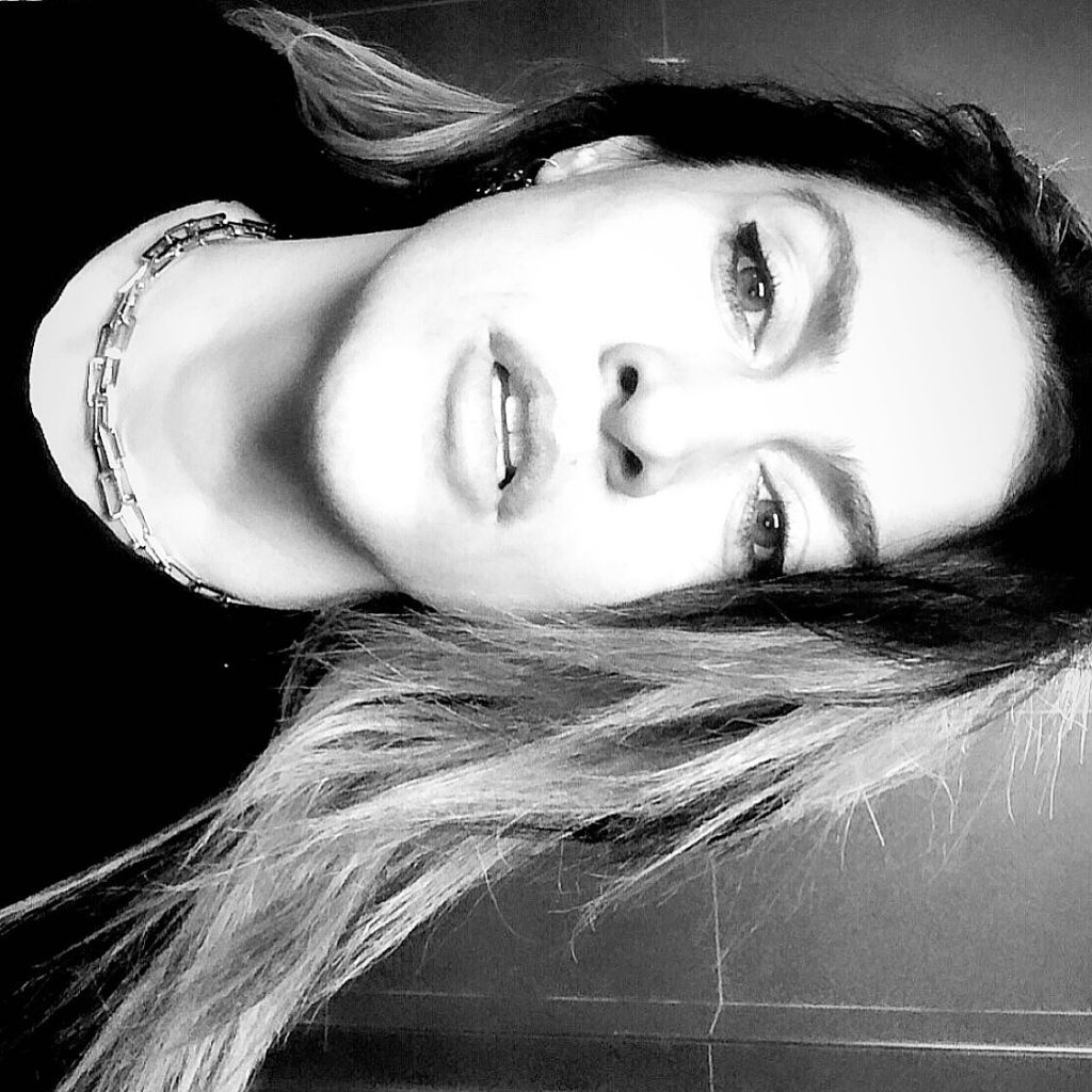 Tuğba Ekinci smiles naked