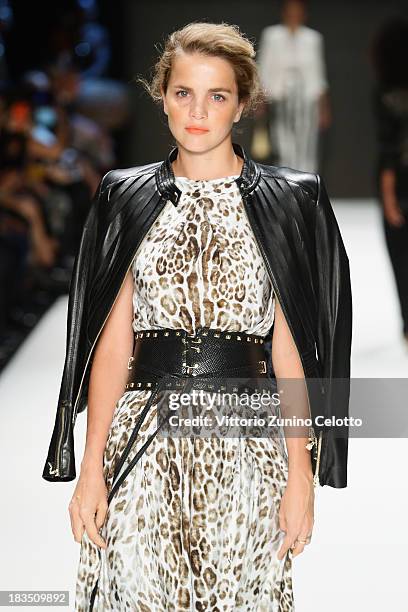 Tuğçe Kazaz looks ass