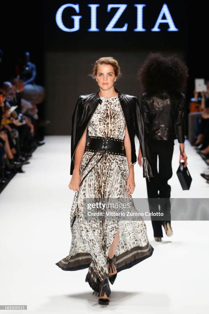 Tuğçe Kazaz looks naked