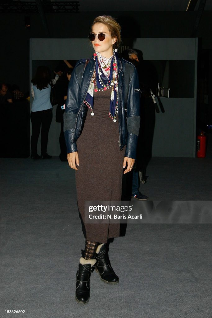 Tuğçe Kazaz looks nude pics