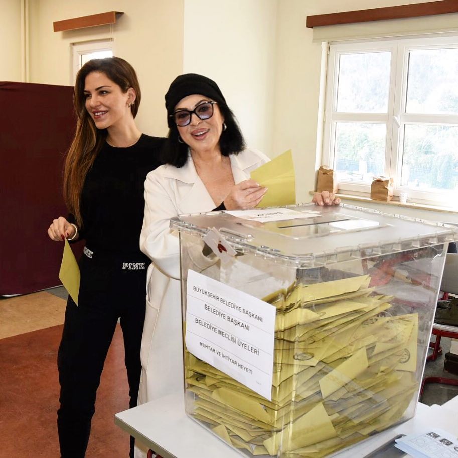 Türkan Şoray depicts fire boobs