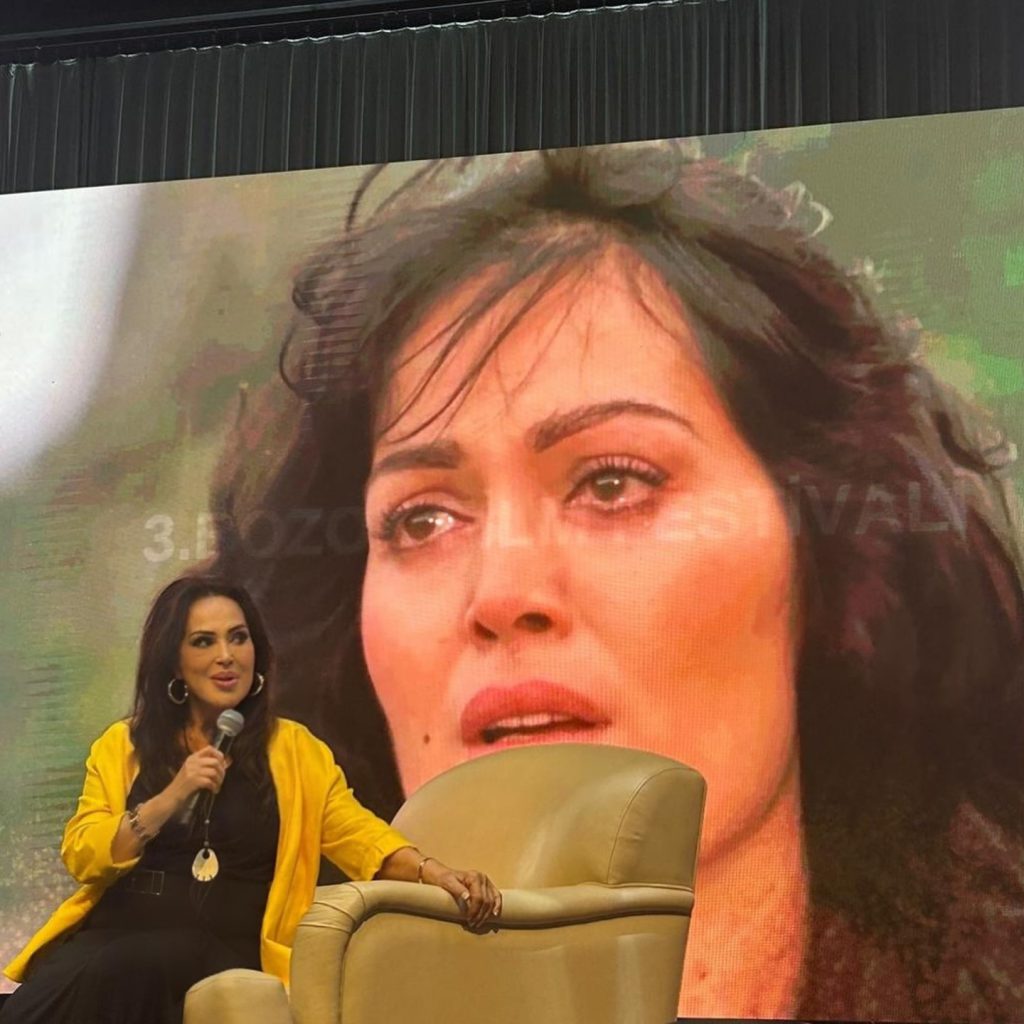 Türkan Şoray looks boobs