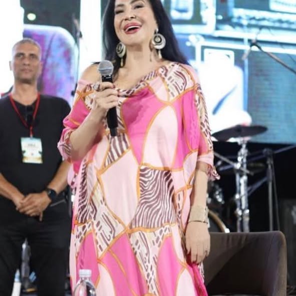 Türkan Şoray modeling boobs