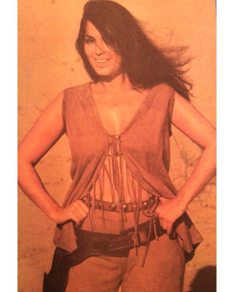 Türkan Şoray poses boobs